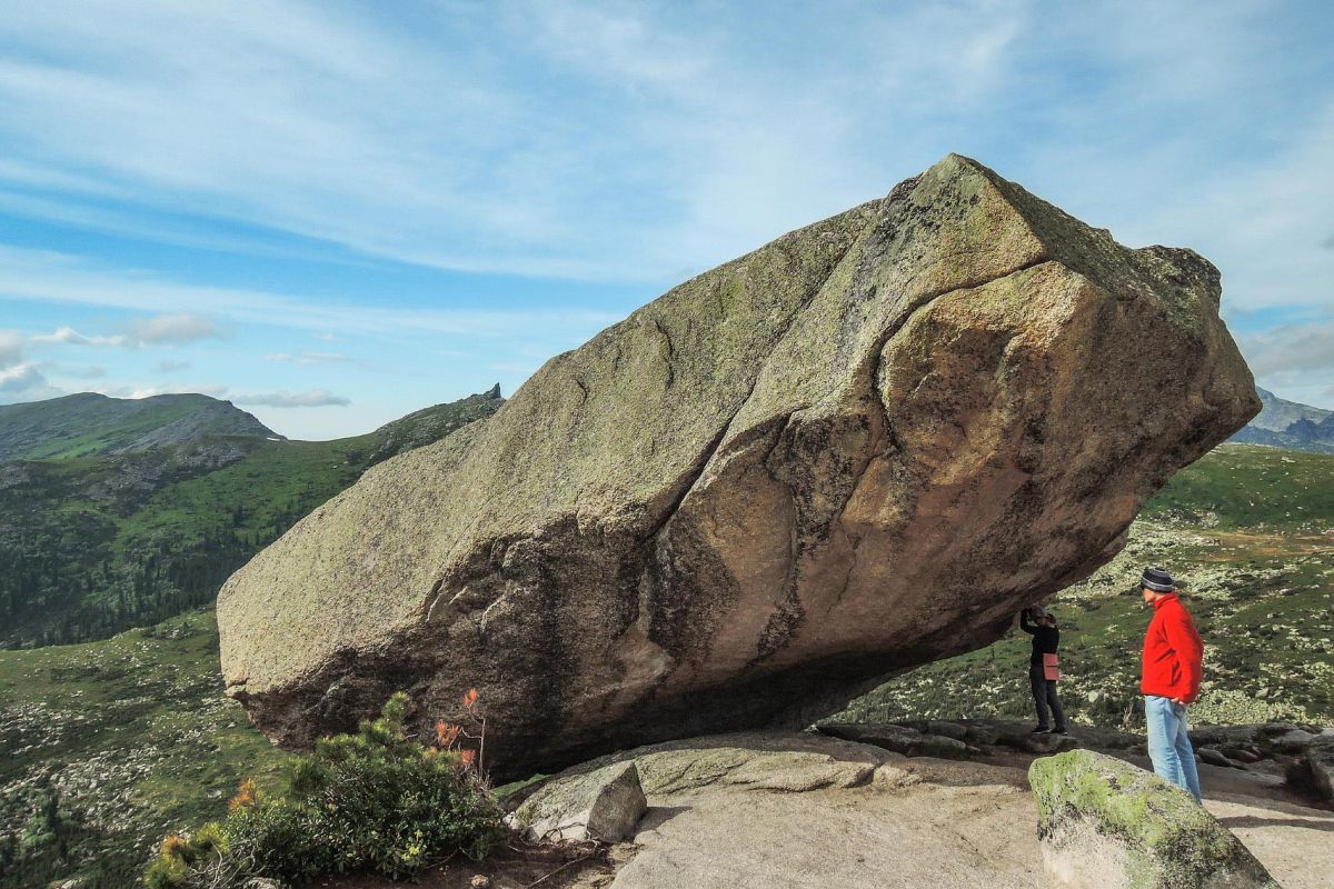 Тур выходного дня в природный парк «Ергаки»: посещение Висячего камня и Каменного города, без рюкзаков