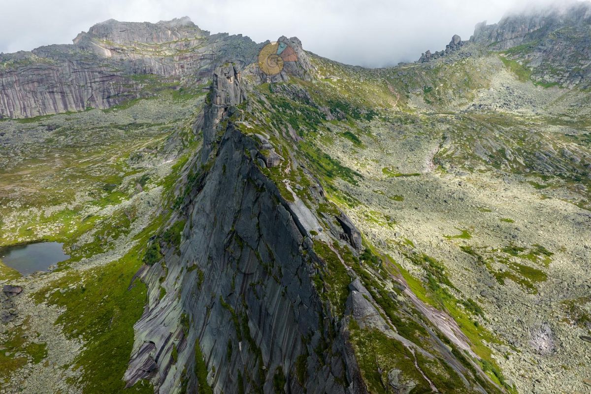 Висячий камень в парке "Ергаки"