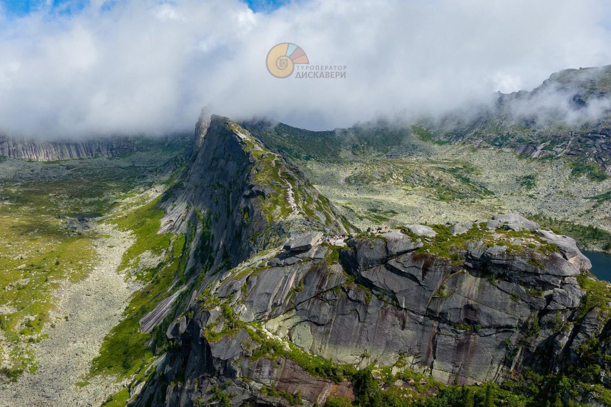 Висячий камень в парке "Ергаки"