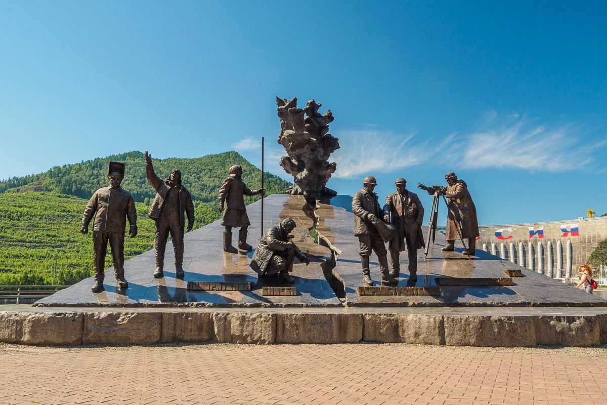 Памятник "Покорителям Енисея"