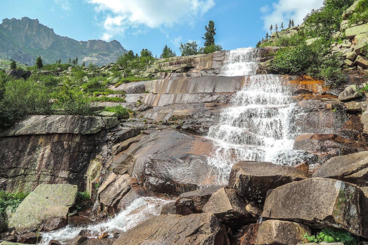 Висячий камень в парке "Ергаки"