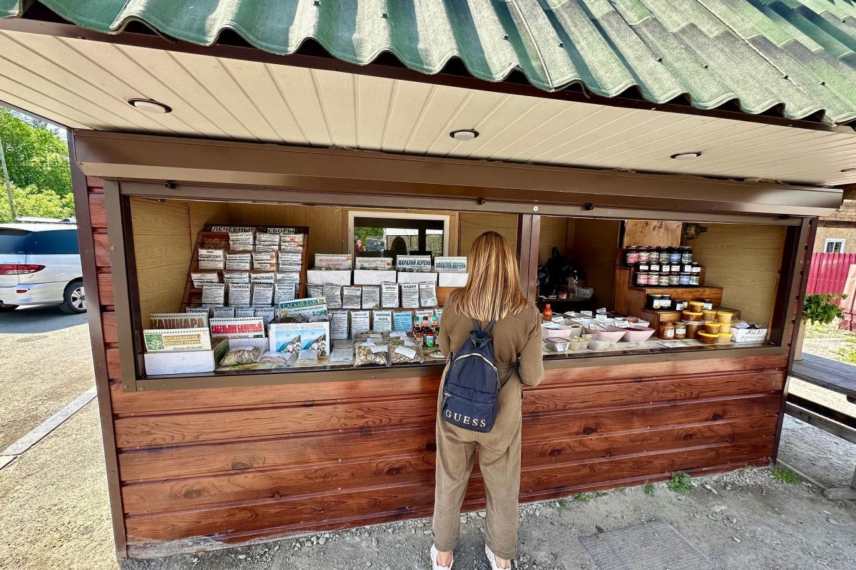 На таежном рынке Танзыбей всегда огромный ассортимент